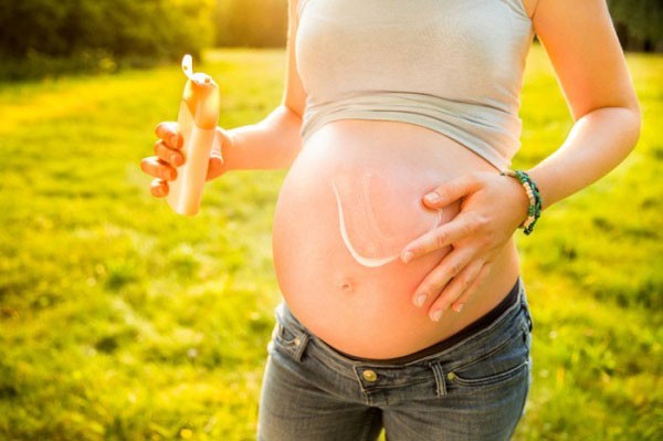 Phụ nữ mang thai nên sử dụng những loại kem chống nắng dịu nhẹ không kích ứng
